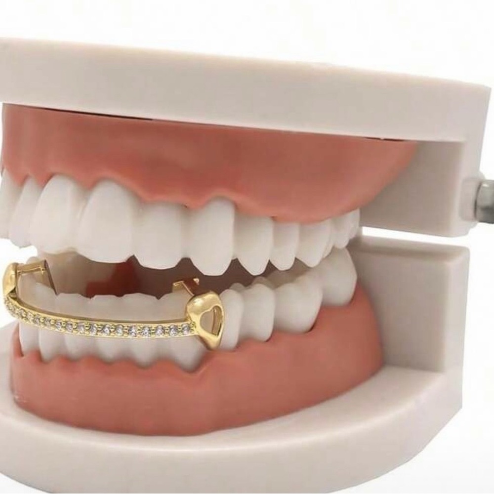 SHEIN Gold Heart Design Teeth Grillz